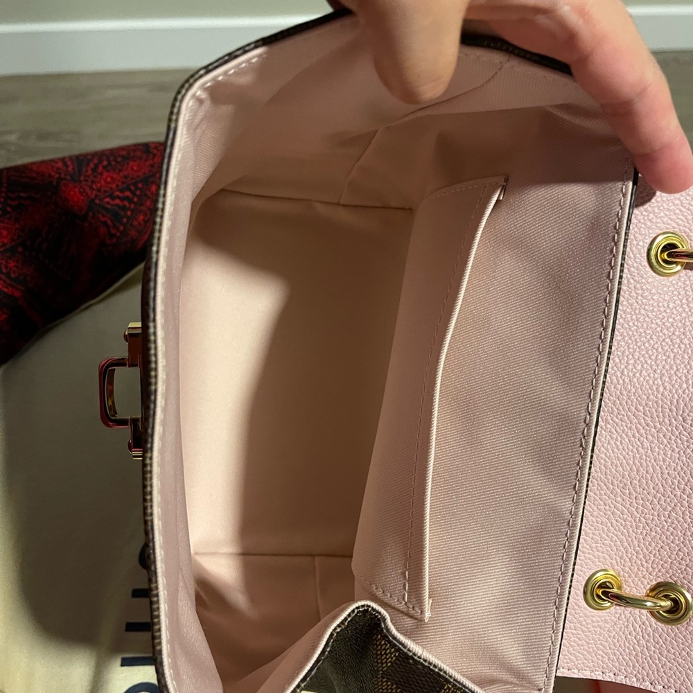 Louis Vuitton - Picture 7 of 11
